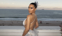 Η Kim Kardashian αποκαλύπτει το μυστικό μακιγιάζ της για ένα φυσικά ανορθωμένο πρόσωπο