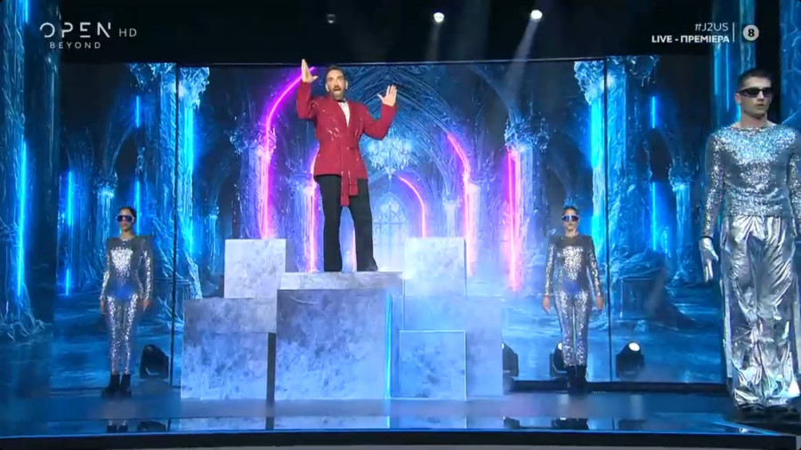 J2US: Τσιμπιόταν στην πρεμιέρα του ο Νίκος Κοκλώνης - Με μοτοσικλέτα στο πλατό αλά «Είσαι το ταίρι μου» Σταυροπούλου και Γεωργούλης