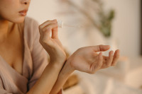 Skincare: Μπορούν το αζελαϊκό οξύ και η τρετινοΐνη να συνδυαστούν με ασφάλεια;