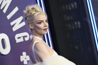 Το updo της Anya Taylor-Joy έχει μία κομψή, κρυφή λεπτομέρεια στο Dior S/S '26 show