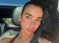 Dua Lipa: Το gold french mani αιχμαλωτίζει τον ήλιο του τέλους του καλοκαιριού