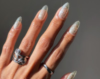 Αυτή η μινιμαλιστική λεπτομέρεια που μπορείς να προσθέσεις στα νύχια σου θα δώσει το απόλυτο γιορτινό twist στο μανικιούρ σου αυτά τα Χριστούγεννα