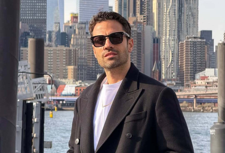 Κωνσταντίνος Αργυρός: Μαντήλια με ονοματεπώνυμο για την εμφάνισή του στο Dubai