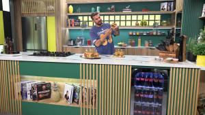 Με σπασμένα πλευρά ο Άκης Πετρετζίκης: Το ατύχημα με το άλογο που τρόμαξε και τον πέταξε κάτω