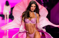 Η Emily Ratajkowski έκανε το ντεμπούτο της στο Victoria’s Secret Fashion Show με g-string