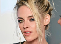 Η Kristen Stewart κάνει ντεμπούτο με καστανά μαλλιά φορώντας Chanel