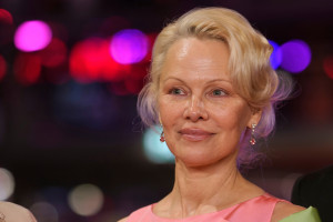 Μία ροζ πινελιά αρκεί: Η Pamela Anderson υπογράφει το beauty trend της άνοιξης 2026