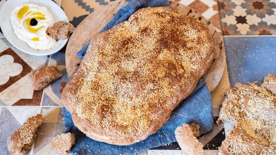 Λαγάνα ολικής άλεσης: Η πιο υγιεινή σπιτική εκδοχή που δεν υστερεί σε γεύση και πώς να τη φτιάξεις