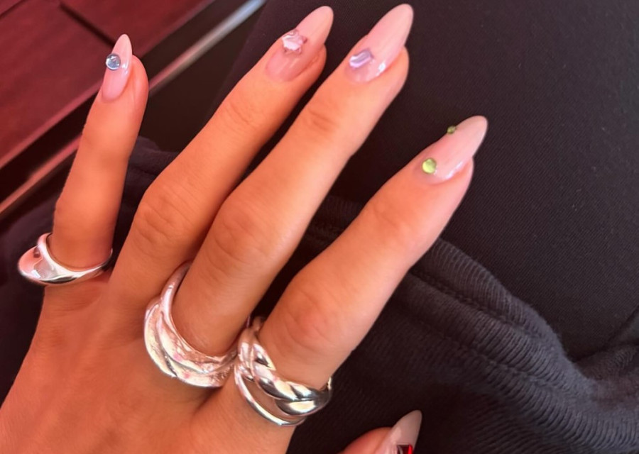 Ultra-λαμπερό, αυτό το διαμαντένιο μανικιούρ μας εμπνέει και ταιριάζει τέλεια με τα party outfits μας