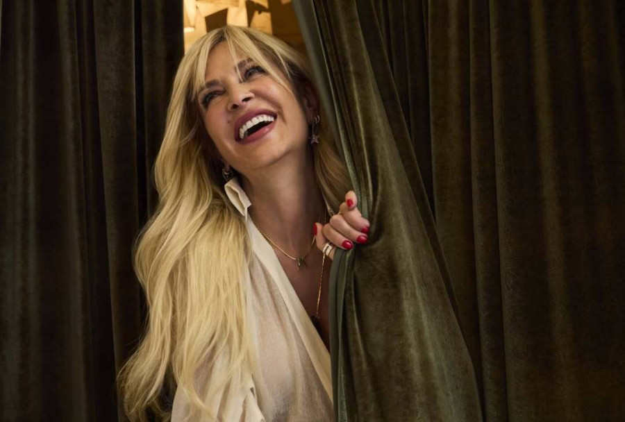 Άννα Βίσση: Η έκπληξη της Σοφίας Καρβέλα και των εγγονών της στο Hotel Ermou, με μια τούρτα σχεδόν στο μπόι της