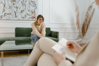 Πρώτη φορά σε ψυχολόγο; Όσα αξίζει να γνωρίζεις πριν καθίσεις απέναντί του