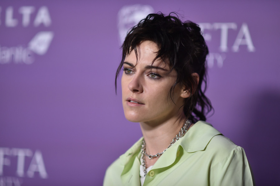 Η Kristen Stewart αλλάζει ριζικά το look της και υιοθετεί ένα χτένισμα-σύμβολο των 70s