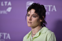 Η Kristen Stewart αλλάζει ριζικά το look της και υιοθετεί ένα χτένισμα-σύμβολο των 70s