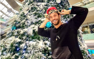 Ευθύμης Ζησάκης: Ζει κυριολεκτικά στο χωριό του... Άη Βασίλη!