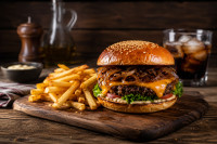 Το σπιτικό burger με καραμελωμένα κρεμμύδια που θα σε κάνει να ξεχάσεις κάθε delivery