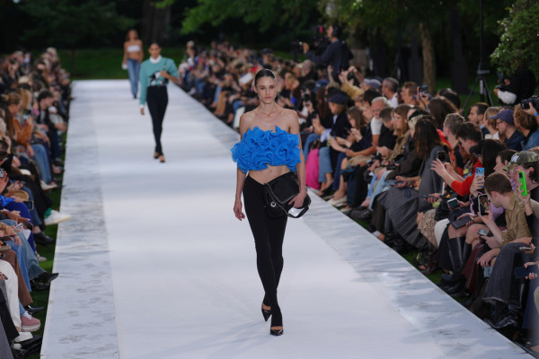 Stella McCartney: Το εντυπωσιακό show στο Παρίσι με Miranda Kerr και Karlie Kloss
