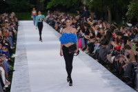 Stella McCartney: Το εντυπωσιακό show στο Παρίσι με Miranda Kerr και Karlie Kloss