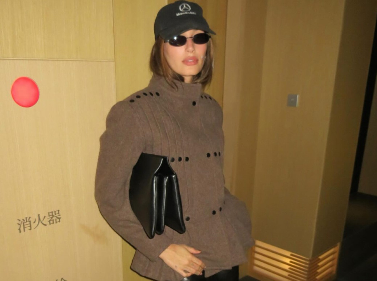 Μετά τα πουά, αυτό το μοτίβο πρόκειται να κατακτήσει τα μανικιούρ μας (και τα πεντικιούρ μας) σύμφωνα με τη Hailey Bieber