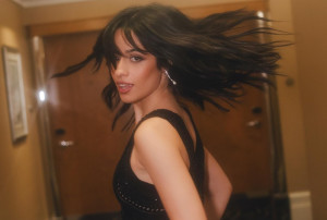 Η Camila Cabello φόρεσε το πιο μικροσκοπικό μπικίνι &amp; μια πικάντικη τζιν μίνι φούστα