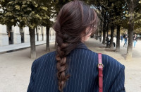 French twist: Πώς να δημιουργήσετε αυτή τη μοντέρνα εκδοχή του banana bun μέσα σε λίγα λεπτά για μια βραδινή έξοδο