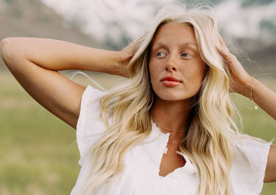 Μετά την καφέ, η γκρι μάσκαρα αναδεικνύεται στο πιο απρόσμενο χρώμα του φθινοπώρου