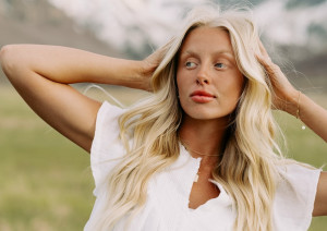 Μετά την καφέ, η γκρι μάσκαρα αναδεικνύεται στο πιο απρόσμενο χρώμα του φθινοπώρου