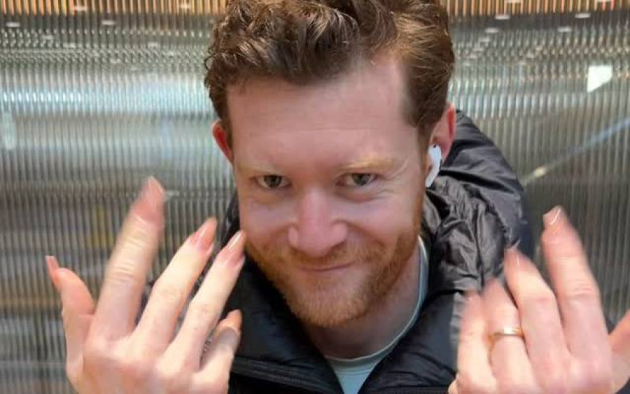 Πόσο αντέχει ένας άντρας με ψεύτικα γυναικεία νύχια; Όσο φαντάζεστε...