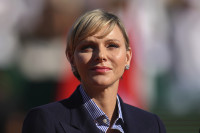 Καθώς πλησιάζουν τα Χριστούγεννα, η Σαρλίν του Μονακό αφήνει το κόκκινο κραγιόν και επιλέγει αυτή τη καλοκαιρινή απόχρωση