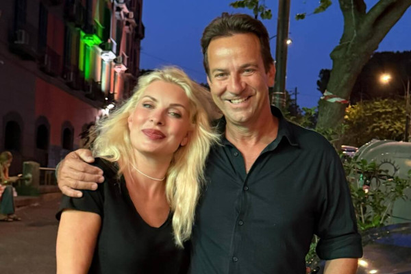 Ελένη Μενεγάκη: Dolce vita στη Νάπολη με τον Ματέο Παντζόπουλο, τη Μαρίνα και... τον King Kong!