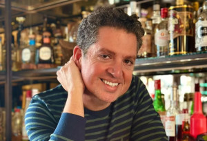 Γιάννης Πουλόπουλος: Έκλεισε τα 52 αλλά τα… διαβάζει από δεξιά προς τα αριστερά