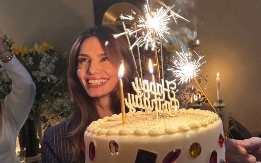 Παπαγεωργίου: Έτσι κοιτάει τον Γιάννη της που φέρνει την τούρτα πριν σβήσει κερί και δώσει φιλί