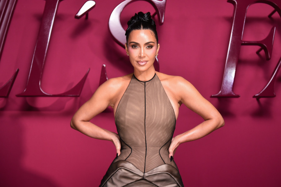 Το look που έχει τρελάνει το διαδίκτυο: Η Kim Kardashian τολμά να φορέσει naked dress για ένα τετ-α-τετ δείπνο με τον Lewis Hamilton