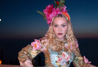 Madonna: Το άλμπουμ των γενεθλίων της από την Κέρκυρα έχει σπάσιμο πιάτων και το πιο επικό σχόλιο από τη Δωροθέα Μερκούρη