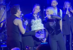 Πέγκυ Ζήνα: Επική απορία στο τραγούδι των γενεθλίων «Εγώ είμαι η σοφός;» (Αποκλειστικό βίντεο)