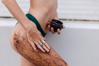 Σπιτικό scrub με καφέ για λείο δέρμα πριν την παραλία