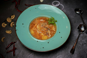 Golden μανιταρόσουπα με κριθαράκι και κουρκουμά: Η συνταγή