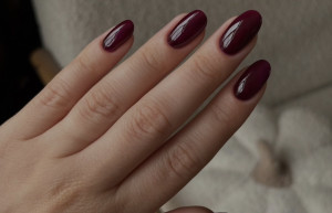 «Merlot Nails»: Πιο βαθύ από το κόκκινο, αυτό το ultra chic βερνίκι κυριαρχεί στα νύχια το φετινό φθινόπωρο
