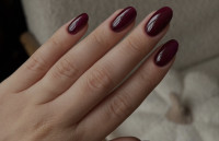 «Merlot Nails»: Πιο βαθύ από το κόκκινο, αυτό το ultra chic βερνίκι κυριαρχεί στα νύχια το φετινό φθινόπωρο