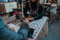 Το πολυπόθητο «κλικ», το ghosting μετά και τα dating apps που δε σβήνουν ακόμα κι αν του αρέσεις