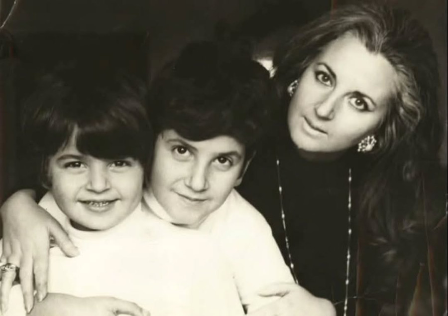 Δεν γίνεται να μην αναγνωρίσεις αυτό το σγουρομάλλικο αγοράκι!