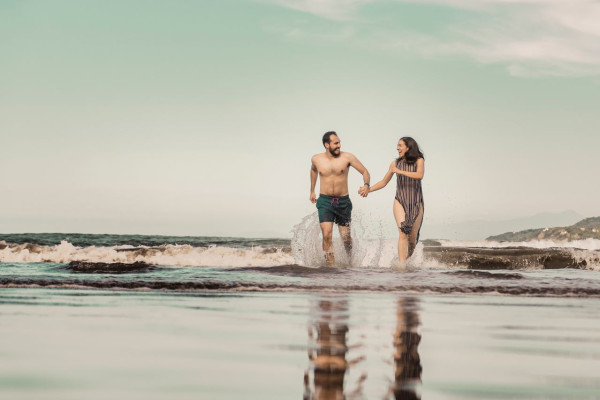 Summer confidence: Τι μας κάνει να νιώθουμε πιο ελκυστικοί το καλοκαίρι και να φλερτάρουμε πιο εύκολα