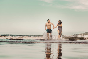 Summer confidence: Τι μας κάνει να νιώθουμε πιο ελκυστικοί το καλοκαίρι και να φλερτάρουμε πιο εύκολα
