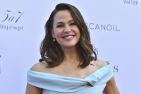 Jennifer Garner: Δείχνει πώς να φτιάξεις σπιτικά σνακ για σκύλους και γάτες στην «ψεύτικη εκπομπή μαγειρικής» της