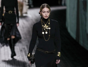 Η Gigi Hadid φόρεσε crop top με το απόλυτο cool-girl αξεσουάρ
