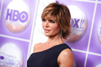 Mullet haircut &amp; bleached eyebrows: Η εντυπωσιακή μεταμόρφωση της Lisa Rinna στα 62 της