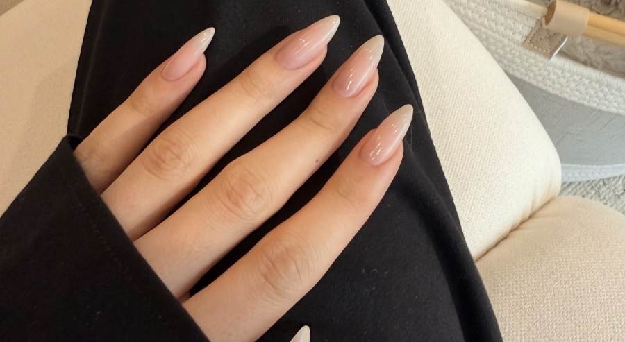 Silk Nails: Θα εκθρονίσει αυτό το λαμπερό μανικιούρ τα Glazed Nails αυτό το φθινόπωρο;