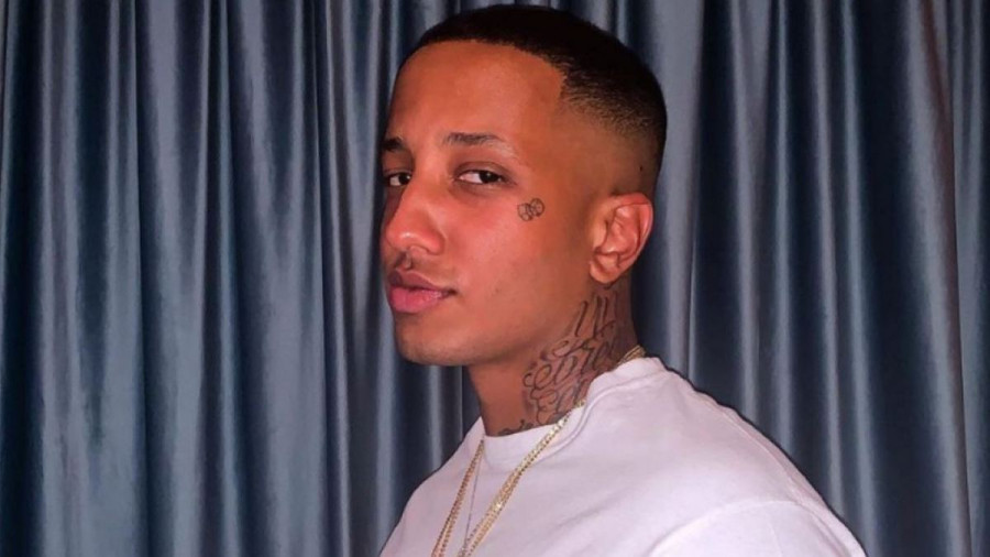 Light: Λέει όχι στη γαμοβάφτιση και ο τρόπος που το εξηγεί… μυρίζει παντόφλα στο σπίτι