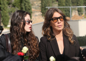 Βάνα Μπάρμπα: Στην κηδεία του Λάκη Ραπτάκη με την κόρη της - Φωτογραφίες