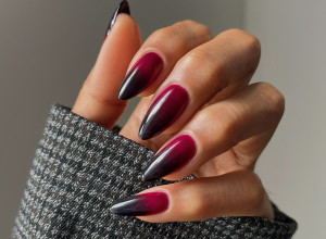 Το 2026, επιλέγουμε αυτό το μανικιούρ που είναι ταυτόχρονα σκούρο και κομψό