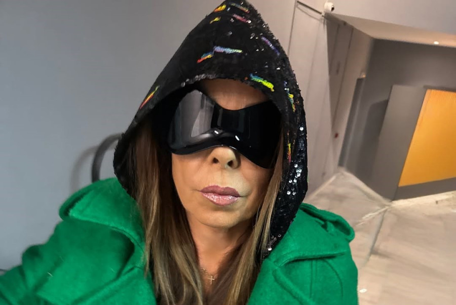 Άντζελα Δημητρίου: Με look... Batwoman, δηλώνει ότι δεν υπάρχει έρωτας με τον ΛΕ-ΠΑ